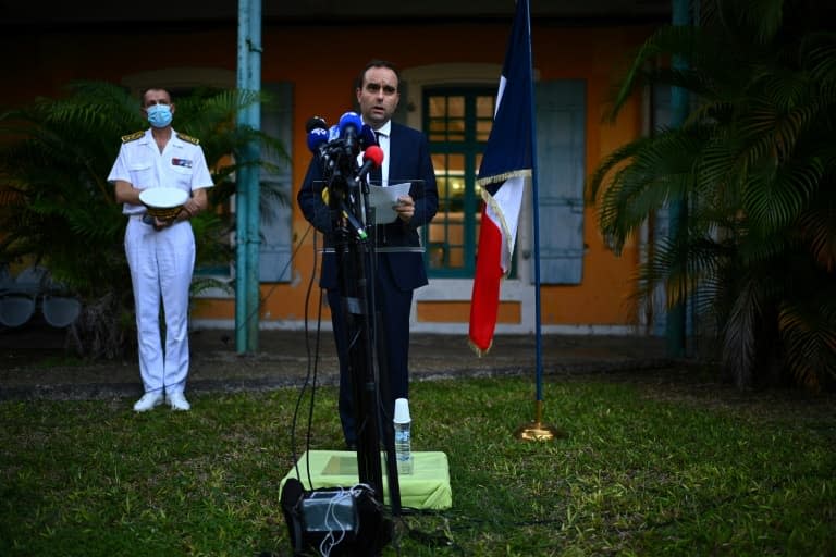 Le ministre des Outre-mer Sébastien Lecornu s'adresse à la presse le 29 novembre 2021 à Pointe-à-Pitre - Christophe ARCHAMBAULT © 2019 AFP