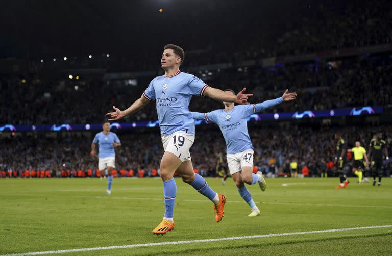 Julián Álvarez celebra el cuarto gol de Manchester City; el Etihad Stadium fue una fiesta con la paliza a Real Madrid