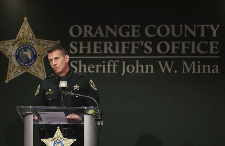 El sheriff del condado de Orange, John Mina, se dirige a los medios de comunicación durante una conferencia de prensa sobre múltiples tiroteos, el miércoles 22 de febrero de 2023, en Orlando, Florida