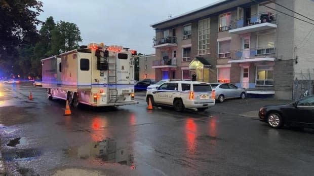 Quebec City police were called to an apartment building near the corner of Duval Avenue and Sapinière-Dorion Street at around 2 a.m. Tuesday.  (Pierre-Alexandre Bolduc/Radio-Canada - image credit)