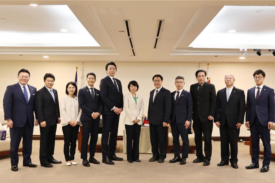 日本自民黨青年局長鈴木貴子(左六)1日南下拜會台南市長黃偉哲(右五)。(台南市政府提供／曹婷婷台南傳真)