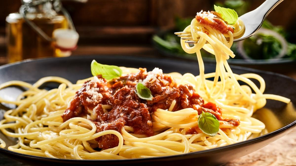 È abitudine comune tagliare gli spaghetti in un ristorante italiano