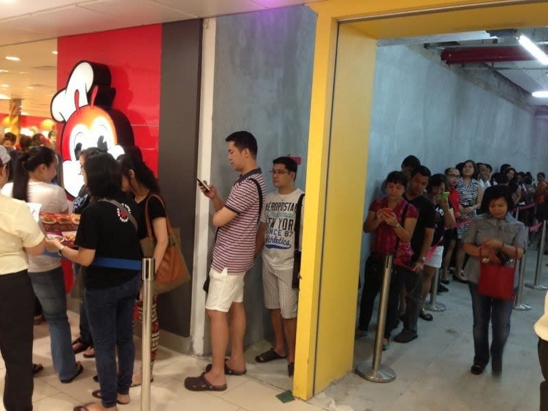 Long queues form on the sixth floor of Lucky Plaza, along Orchard Road, as <a href="http://sg.entertainment.yahoo.com/news/filipino-fast-food-joint-jollibee-open-flagship-store-102836500.html" data-ylk="slk:Filipino fast food king Jollibee opens its first store in Singapore.;elm:context_link;itc:0;sec:content-canvas;outcm:mb_qualified_link;_E:mb_qualified_link;ct:story;" class="link  yahoo-link"> Filipino fast food king Jollibee opens its first store in Singapore.</a>