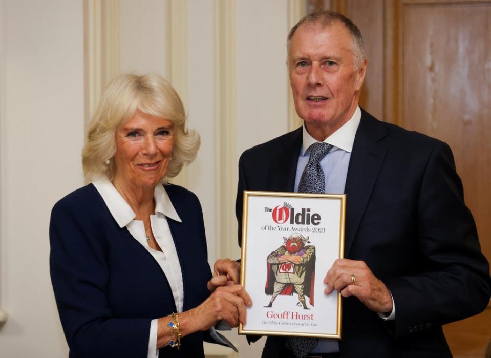 Sir Geoff Hurst with the Duchess and the Oldie Golden Boot of the Year award (REUTERS)