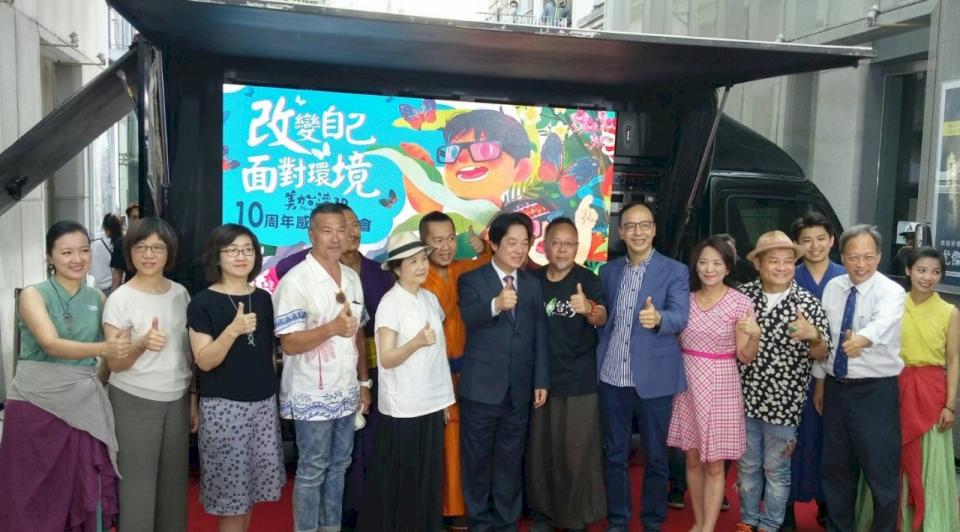 「美力台灣」10週年慶祝活動嘉賓雲集，行動車螢幕上的主題字就是由漸凍人鍾端育設計。(陳國維 攝)