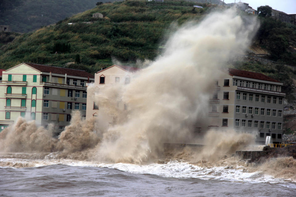 <p>An der chinesischen Ostküste verursachte ein Taifun namens Maria meterhohe Wellen, wie etwa hier am Strand von Wenling in der Provinz Zhejiang. Der Wirbelsturm wurde von Meteorologen offiziell als Super-Taifun eingestuft und erreicht Windgeschwindigkeiten zwischen 250 km/h und 300 km/h. (Bild: AFP/Getty Images) </p>