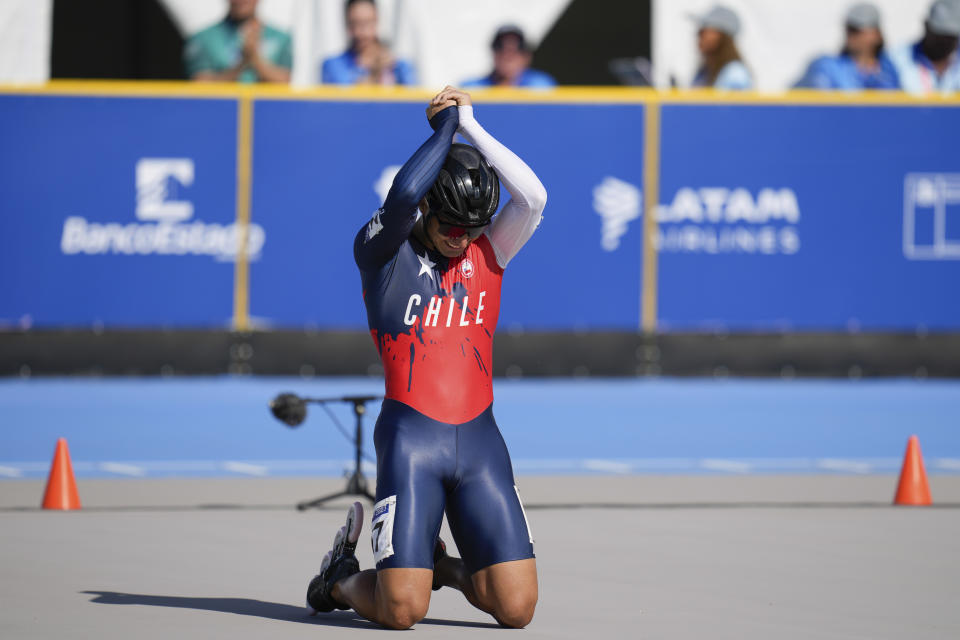 El chileno Emanuelle Silva celebra tras ganar la medalla de oro en la carrera de 200 metros del patinaje de velocidad de los Juegos Panamericanos en Santiago, Chile, el sábado 4 de noviembre de 2023. (AP Foto/Matías Delacroix)