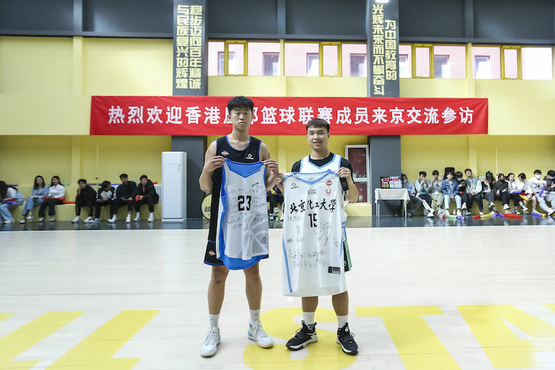學員與北京化工大學進行籃球友誼賽，賽前大家進行交換球衣儀式。