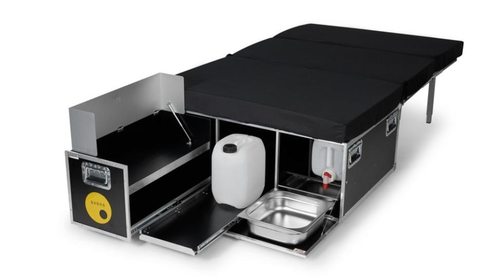 箱體內部具有可展開成為廚房、能擺放兩組卡式爐的行動廚房抽屜，還有多功能儲物格與清水桶等。(圖片來源/ 福斯商旅)