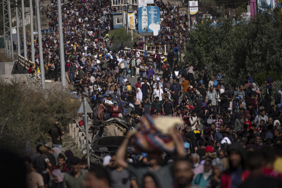 Palestinos huyen del sur de la Franja de Gaza por la avenida Salah al Din, el viernes 10 de noviembre de 2023, en Bureij, Franja de Gaza. (AP Foto/Fatima Shbair)