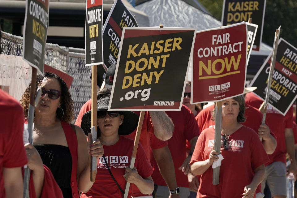 ARCHIVO - Trabajadores de salud mental de Kaiser Permanente marchan frente a instalaciones de Kaiser en Sacramento, California, 15 de agosto de 2023. Salieron los piquetes el miércoles 4 de octubre de 2023 en hospitales de la empresa Kaiser Permanente, cuando unos 75.000 trabajadores de la salud mental iniciaron una huelga en cinco estados en reclamo de salarios y falta de personal, sumándose a otros sectores en conflicto en Estados Unidos. (AP Foto/Rich Pedroncelli, File)