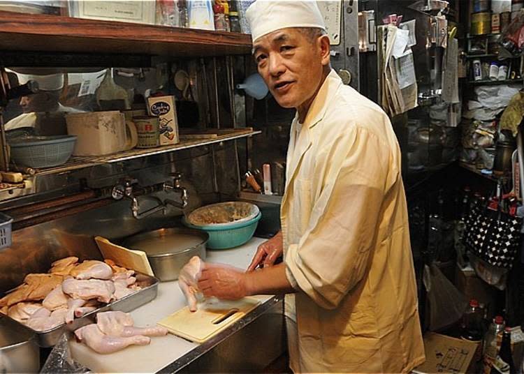 ▲Mr. Takakura preparing chicken. When he serves zangi, he tries to make sure that all parts of the chicken is served in a dish.