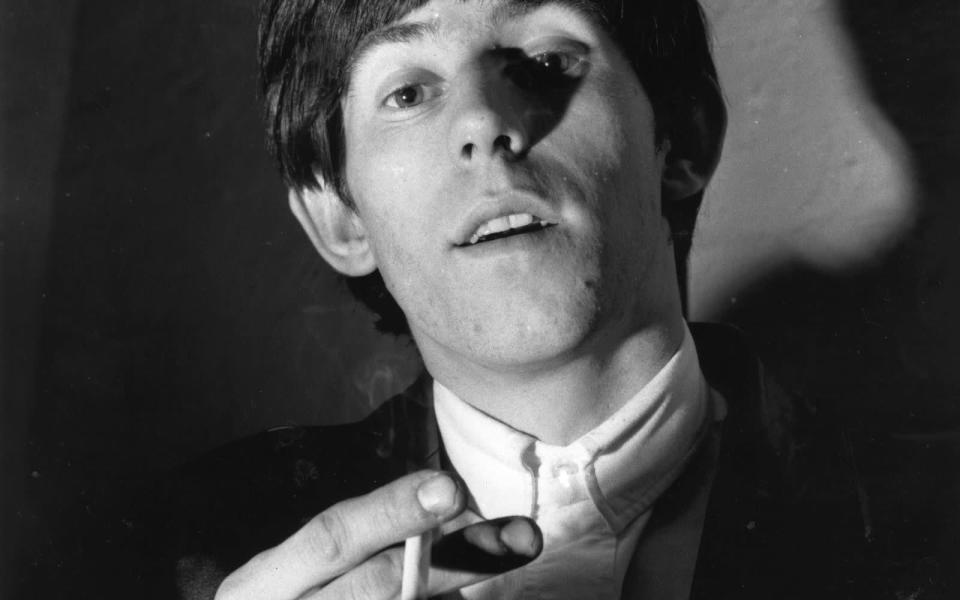Aus einer Zeit (aus den frühen 60er-Jahren), in der es noch zum Rockstar-Dasein gehörte, auf Fotos mit Zigarette zu posieren: eine ganz frühe Aufnahme von Rolling-Stones-Gitarrist Keith Richards. (Bild: Chris Ware/Getty Images)