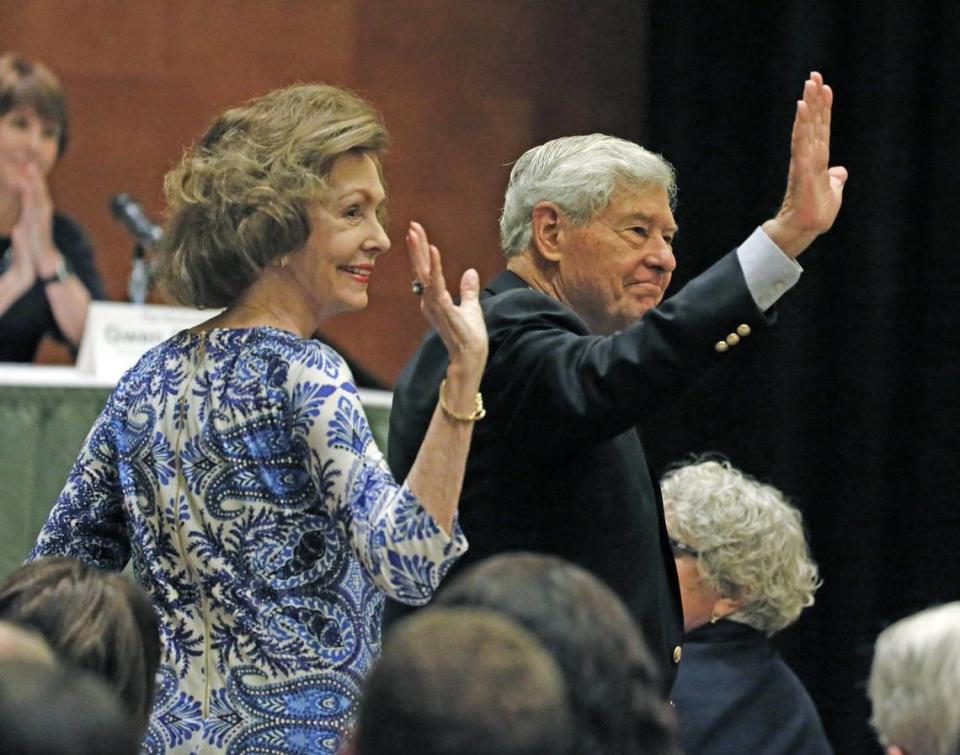 La ex primera dama de la Florida Adele Graham y el ex senador y gobernador de la Florida Bob Graham entre el público mientras el Caucus Progresista Demócrata de la Florida (DPCF) celebra un Foro de Candidatos a Gobernador, esto como parte de la recaudación de fondos anual del Partido Demócrata de la Florida, en Diplomat Beach Resort, en Hollywood, el sábado 17 de junio de 2017.