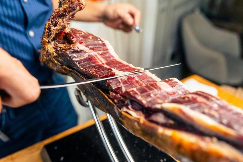 Siguiendo la tradición de los grandes restaurantes de museo, este espectacular restaurante ofrece cocina española de temporada en un entorno moderno y de diseño vanguardista.