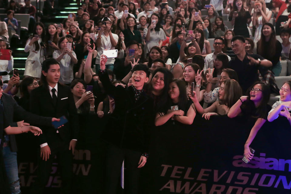 <p>JJ Lin taking a selfie with fans. Photo: Justine Bantigue </p>