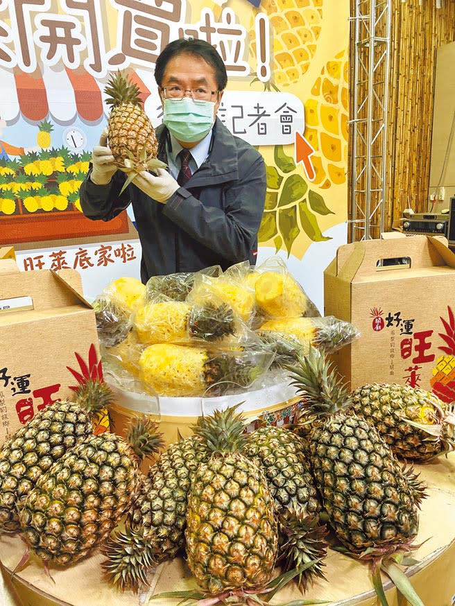 台南市長黃偉哲行銷關廟鳳梨，強調水果外銷不排拒任何市場，「中國願意買，也謝謝他們！」（曹婷婷攝）