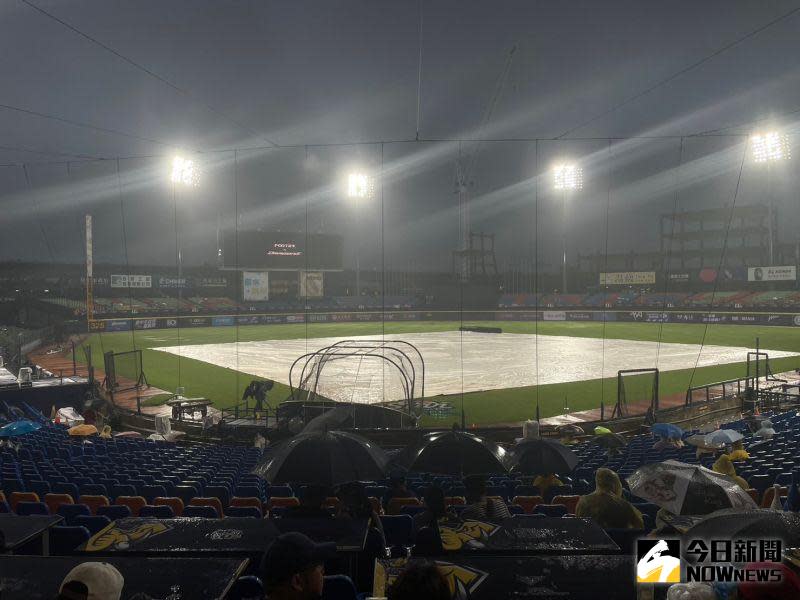 ▲中職明星賽因大雨被迫順延。（圖／吳政紘攝）