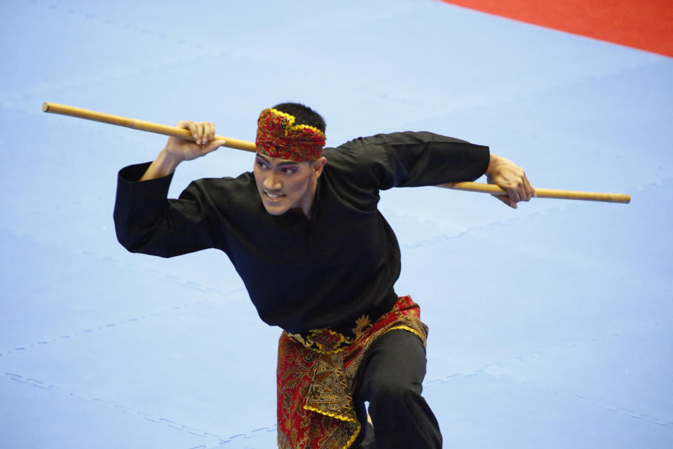 Singapore's gold-winning silat athlete Iqba Abdul Rahman in action during the men's tunggal final. (PHOTO: SNOC/ Samuel Ang)