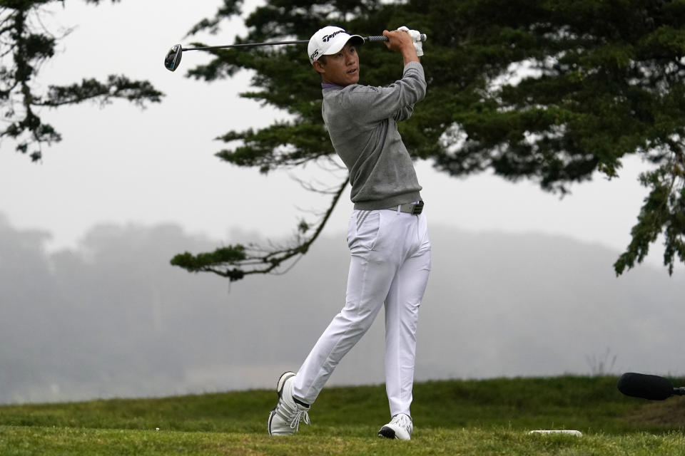 Collin Morikawa observa su tiro en el hoyo 16 durante la ronda final del Campeonato de la PGA en el campo TPC Harding Park, el domingo 9 de agosto de 2020, en San Francisco. (AP Foto/Jeff Chiu)