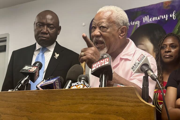 James Wilburn, padre de Sonya Massey, habla con la prensa en Springfield, Illinois, el lunes 22 de julio de 2024. Un ex ayudante del sheriff del condado de Sangamon ha sido acusado de asesinato tras disparar a Massey dentro de su casa mientras respondía a una llamada al 911 el 6 de julio (AP Photo/John O'Connor).