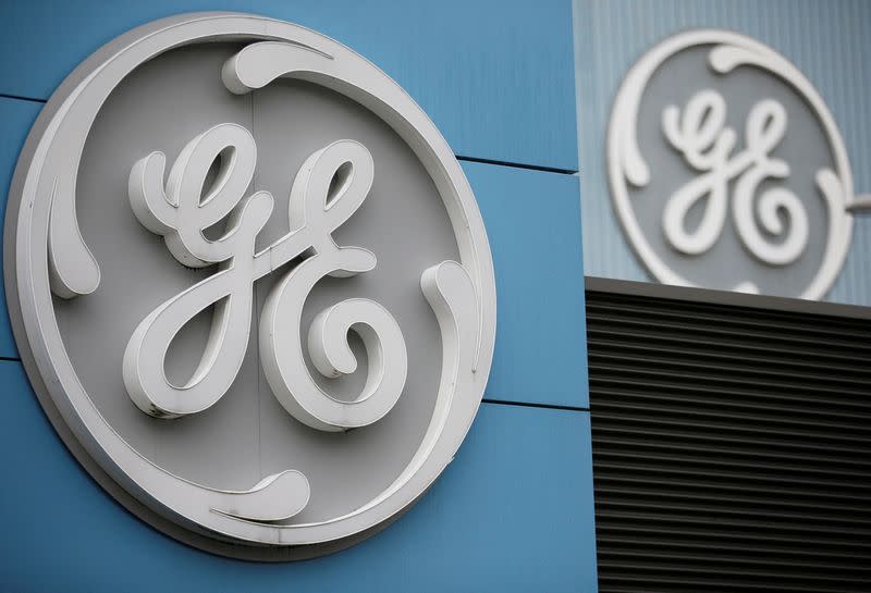 El logotipo del conglomerado estadounidense General Electric en el edificio de la compañía en Belfort