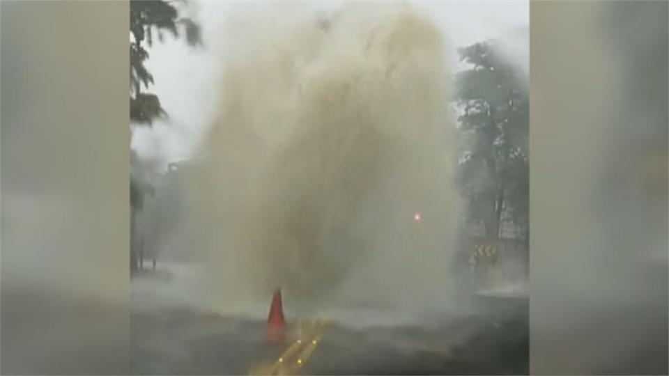 雨炸港都！　小港人孔蓋湧噴泉　變壓器受雷擊損壞　仁武6千多戶停電