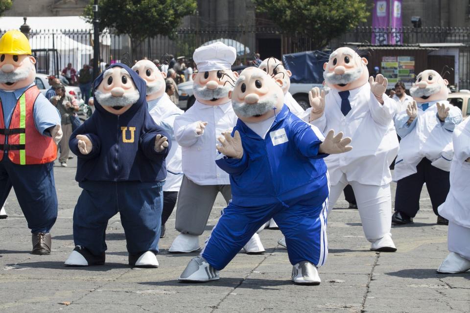 Una decena de botargas del Doctor Simi en el Zócalo de la CDMX |
FOTO ARCHIVO: RODOLFO ANGULO /CUARTOSCURO.COM