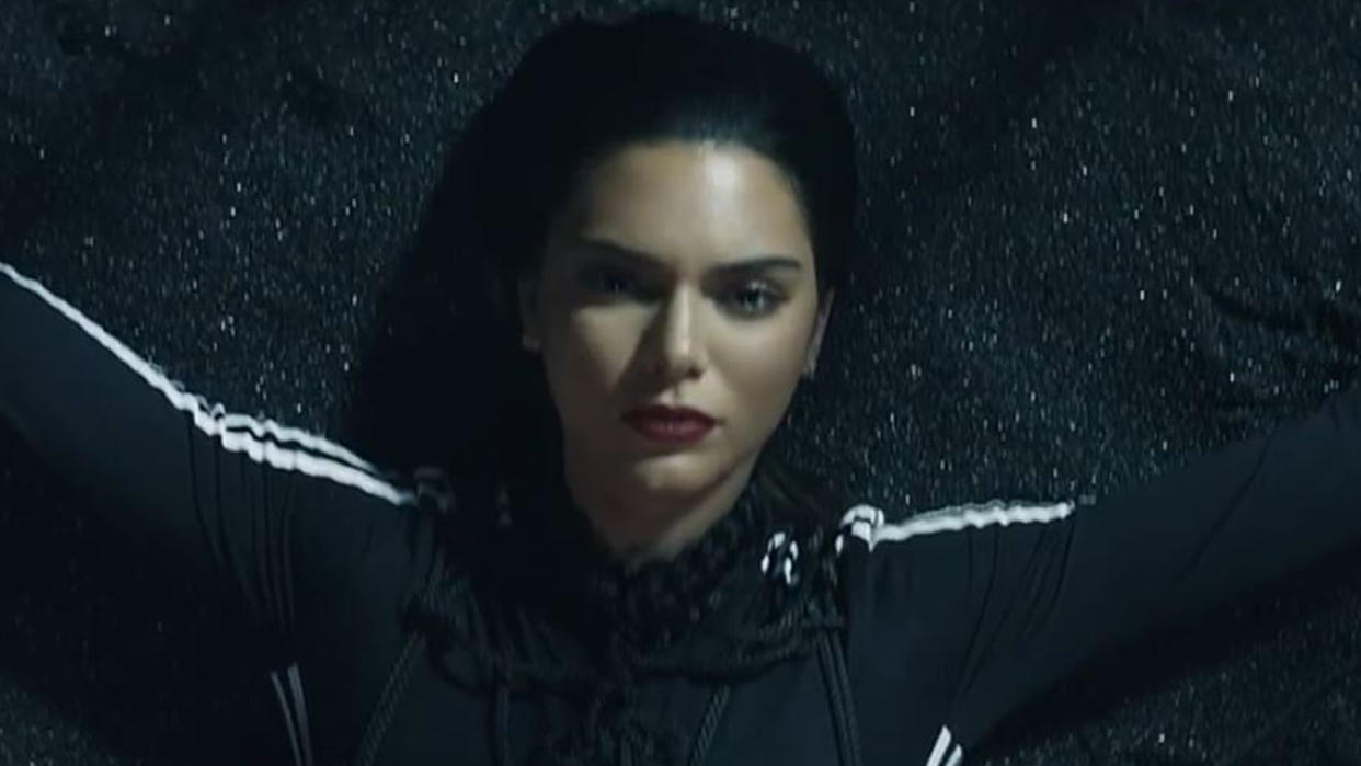 Kendall Jenner en el comercial de Adidas Originals (Clevver Teve)