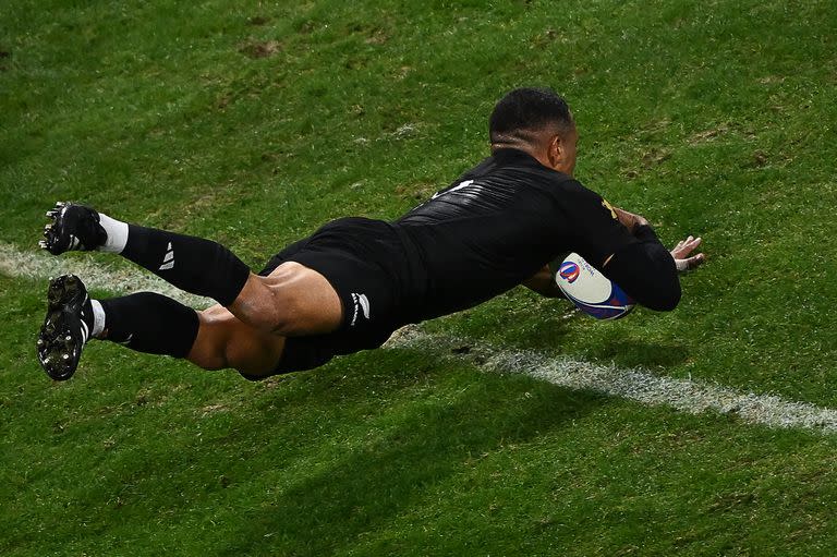 Aaron Smith vuela y consigue uno de sus tres tries para Nueva Zelanda frente a Italia en Lyon; All Blacks vuelve a sonar fuertemente en el Mundial de Francia.