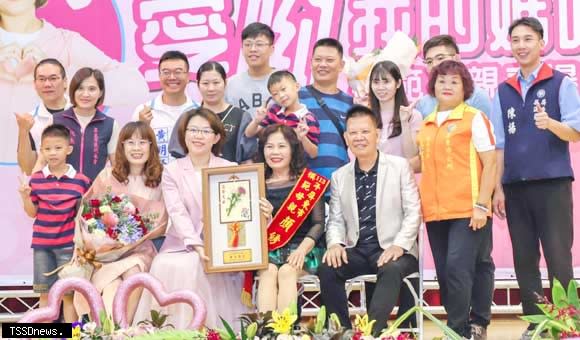屏東市長周佳琪（前排左三）頒獎表揚模範母親。