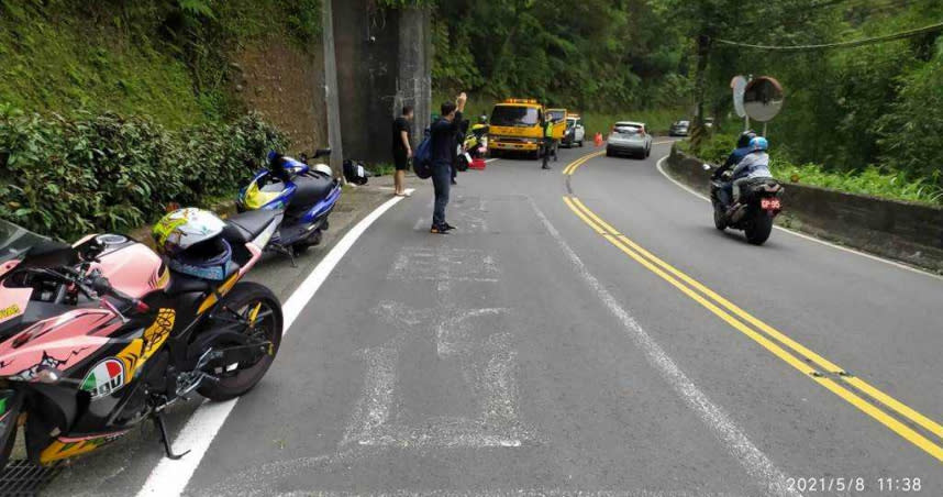 北宜公路今日上午發生一起自撞山壁車禍，18歲騎士送醫不治。（圖／翻攝畫面）