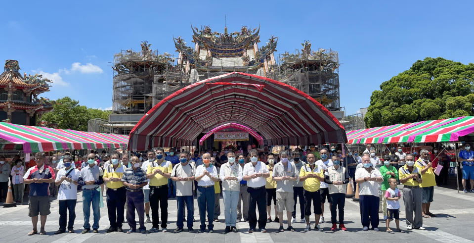 四草大眾廟十二日中元普度，主委吳仁杞率管理委員會代表上香祈福。（記者陳治交攝）