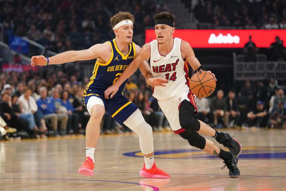 El jugador del Heat de Miami Tyler Herro (der.) conduce el balón ante la marca de Brandin Podziemski, de los Warriors de Golden State, en el partido celebrado el 28 de diciembre de 2023 en San Francisco.