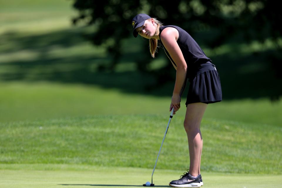 Cascade’s Maddie Dustin lines up a putt on hole 1 during the 4A girls state championship at Trysting Tree Golf Club, Tuesday, May 16, 2023, in Corvallis, Ore.