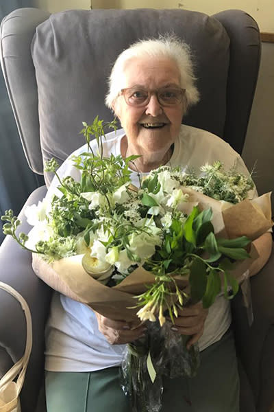 Señora del Asilo St Joseph en Londres con flores de la boda de Meghan y Harry. Foto: Facebook.com/StJoHospice