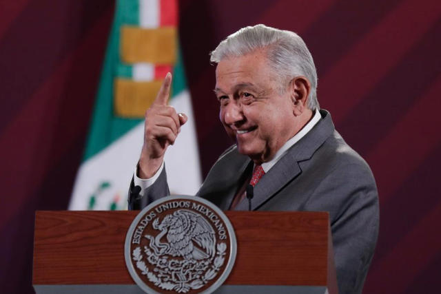 AMLO canta y responde con cha cha cha de Los Marcianos a