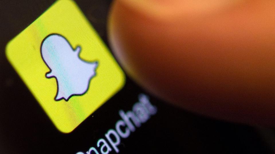 Snapchat-Icon auf einem Smartphone-Display. Die Zahl der täglich aktiven Snapchat-Nutzer ist binnen drei Monaten von 238 auf 249 Millionen gestiegen.