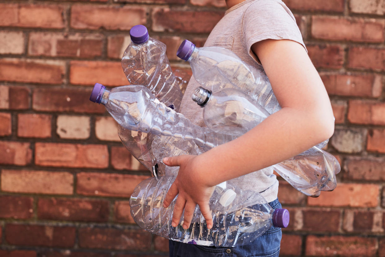 Etikett ab, Flasche zerdrückt: Kriegt man für diese Verpackungen noch Pfand? (Symbolbild: Getty Images)