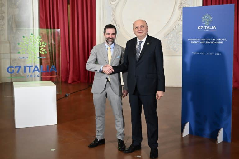 El ministro de Medio Ambiente de Italia, Gilberto Pichetto Fratin (drcha.), da la bienvenida a su homólogo de Canadá, Steven Guilbeault, a la reunión del G7 en Venaria Reale el 29 de abril de 2024 (Marco Bertorello)