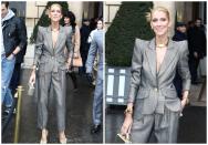 <p>Céline Dion se presentaba en la Paris Fashion Week con este dos piezas metalizado de hombreras marcadas de Ronald van der Kemp. Un look llamativo que, sin embargo, quedó eclipsado por la extrema delgadez de la cantante. (Foto: Gtres). </p>