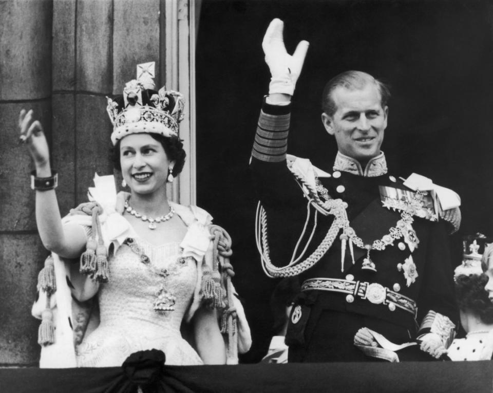 1953年6月2日，伊莉莎白二世女王和愛丁堡公爵在白金漢宮的陽台上向人群揮手致意。