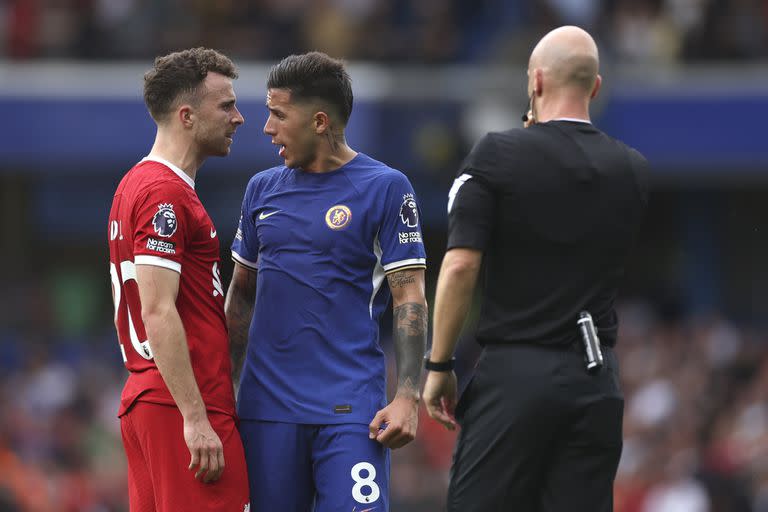 Diogo Jota cara a cara con Enzo Fernández, el volante argentino de Chelsea que manejó el juego en el empate 1-1 con Liverpool