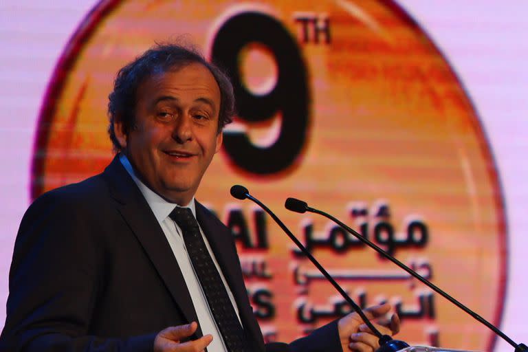 Platini quiere implementar la tarjeta blanca