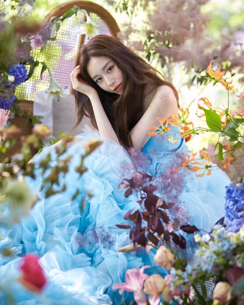 芝妍也偏好夢幻的湖水藍配色，其中一張婚紗照中，就是穿上湖水藍平口婚紗在花園裡拍攝