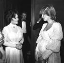 <p>Incluso durante su primer embarazo la princesa lució siempre impecable. Aquí con Elizabeth Taylor en un evento social.<br> Crédito: APImages </p>