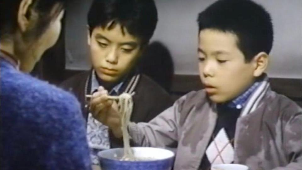 1992年的日本電影《一碗清湯蕎麥麵》，描述母子3人在除夕夜點了一碗湯麵，老闆偷偷多加麵條的故事。（翻攝老電影說故事頻道）