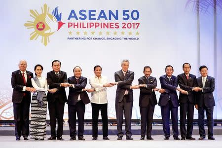 Association of Southeast Asian Nations (ASEAN) leaders link arms during the opening ceremony of the 30th ASEAN Summit in Manila, Philippines April 29, 2017. L-R: Malaysian Prime Minister Najib Razak, Myanmar State Counsellor Aung San Suu Kyi, Thai Prime Minister Prayuth Chan-ocha, Vietnamese Prime Minister Nguyen Xuan Phuc, Philippine President Rodrigo Duterte, Singapore's Prime Minister Lee Hsien Loong, Sultan Hassanal Bolkiah of Brunei Darussalam, Cambodian Prime Minister Hun Sen, Indonesian President Joko Widodo and Laos' Prime Minister Thongloun Sisoulith. REUTERS/Mark Crisanto/Pool