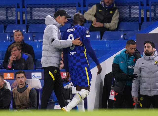 Thomas Tuchel talks to Romelu Lukaku 