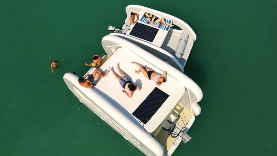 El catamarán hinchable incluye cubierta para tomar el sol. Imagen via Portless Catamaran